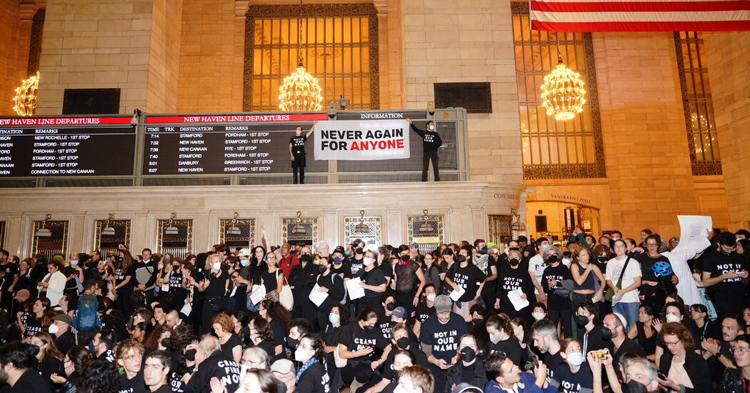 Protesters in NYC Overrun Grand Central to Call for a Cease-fire in Gaza