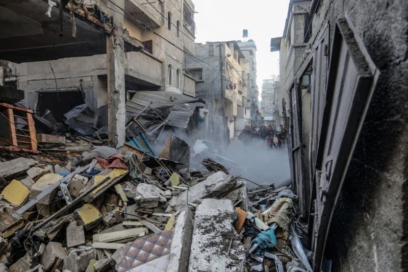 Palestinians inspect a destroyed building belonging to the Abu Al-Awf family after an Israeli air strike on Rafah in the southern Gaza Strip. Two people were killed inside. Abed Rahim Khatib/dpa